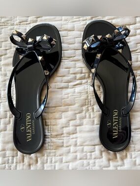 Women’s Valentino Garavani Black Thong Rockstud Sandals Size 38
